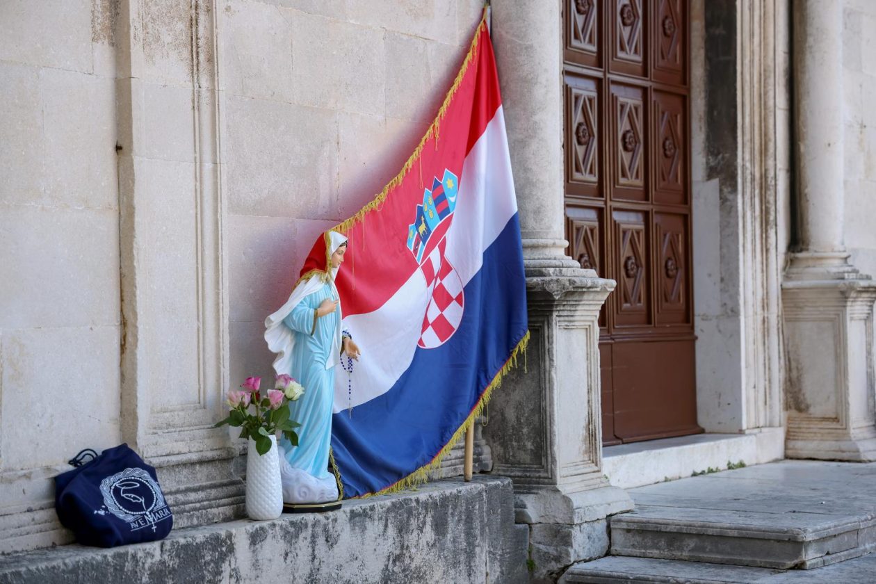 Zadar: Molitelji ispred crkve Sv. Marije Zadar: Molitelji ispred crkve Sv. Marije