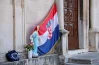 Zadar: Molitelji ispred crkve Sv. Marije Zadar: Molitelji ispred crkve Sv. Marije