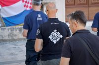 Zadar: Molitelji ispred crkve Sv. Marije Zadar: Molitelji ispred crkve Sv. Marije