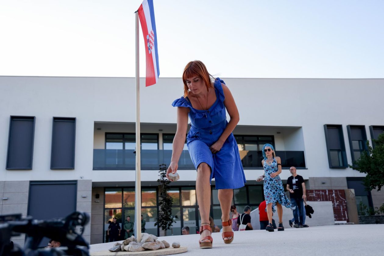 Benkovac: Organizatori benkovačkog festivala “Nosi se” koji je odgođen nakon prosvjeda branitelja održali mirni prosvjed Benkovac: Organizatori benkovačkog festivala “Nosi se” koji je odgođen nakon prosvjeda branitelja održali mirni prosvjed