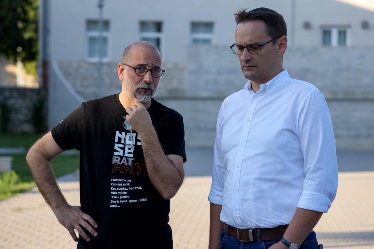 Benkovac: Organizatori benkovačkog festivala “Nosi se” koji je odgođen nakon prosvjeda branitelja održali mirni prosvjed Benkovac: Organizatori benkovačkog festivala “Nosi se” koji je odgođen nakon prosvjeda branitelja održali mirni prosvjed