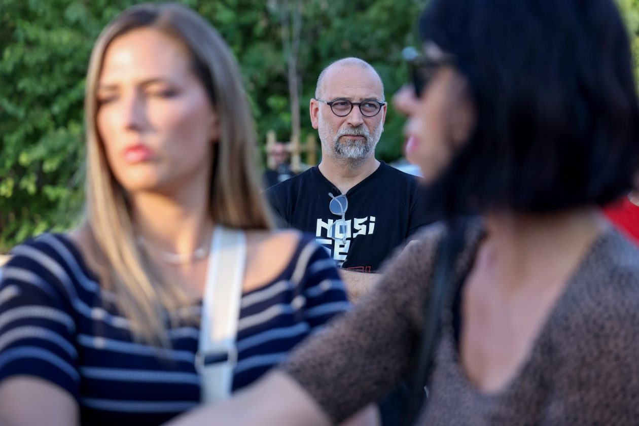 Benkovac: Organizatori benkovačkog festivala “Nosi se” koji je odgođen nakon prosvjeda branitelja održali mirni prosvjed Benkovac: Organizatori benkovačkog festivala “Nosi se” koji je odgođen nakon prosvjeda branitelja održali mirni prosvjed