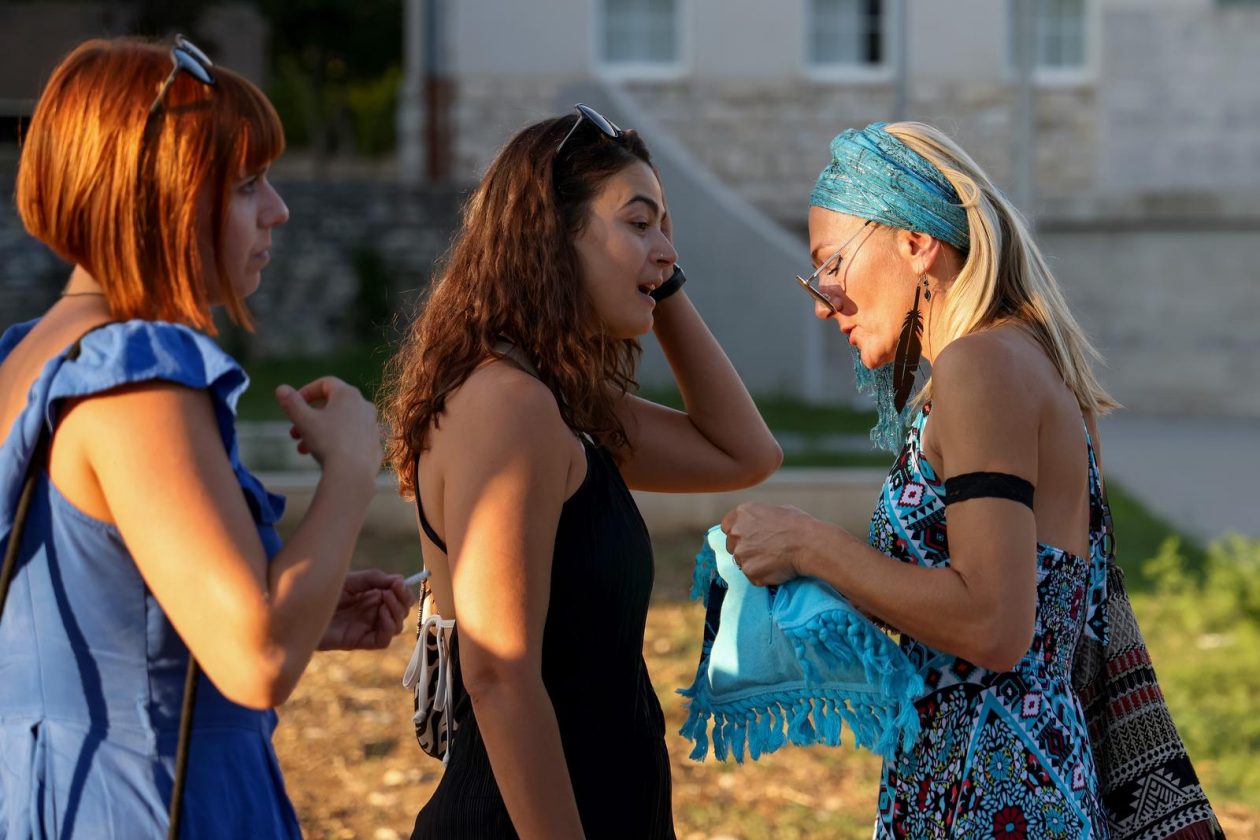 Benkovac: Organizatori benkovačkog festivala “Nosi se” koji je odgođen nakon prosvjeda branitelja održali mirni prosvjed Benkovac: Organizatori benkovačkog festivala “Nosi se” koji je odgođen nakon prosvjeda branitelja održali mirni prosvjed