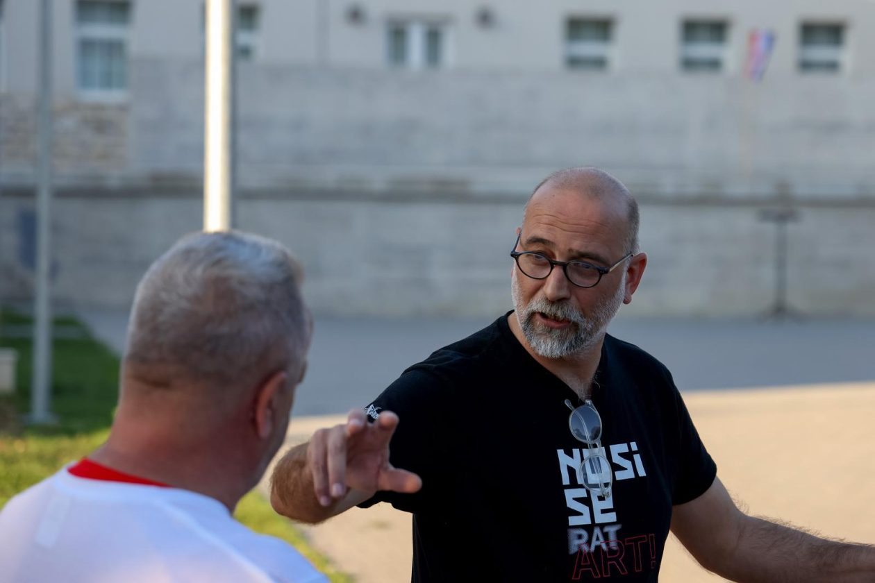 Benkovac: Organizatori benkovačkog festivala “Nosi se” koji je odgođen nakon prosvjeda branitelja održali mirni prosvjed Benkovac: Organizatori benkovačkog festivala “Nosi se” koji je odgođen nakon prosvjeda branitelja održali mirni prosvjed