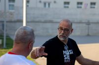 Benkovac: Organizatori benkovačkog festivala “Nosi se” koji je odgođen nakon prosvjeda branitelja održali mirni prosvjed Benkovac: Organizatori benkovačkog festivala “Nosi se” koji je odgođen nakon prosvjeda branitelja održali mirni prosvjed