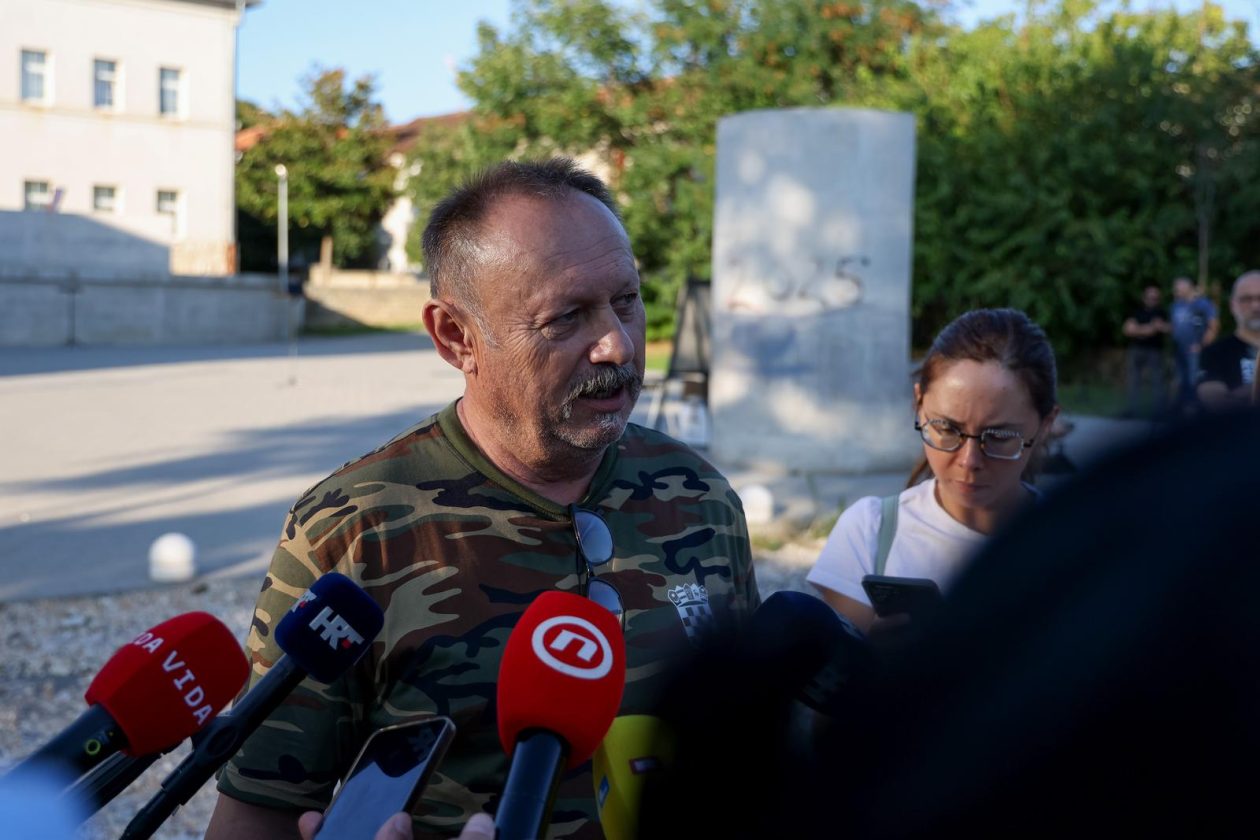 Benkovac: Organizatori benkovačkog festivala “Nosi se” koji je odgođen nakon prosvjeda branitelja održali mirni prosvjed Benkovac: Organizatori benkovačkog festivala “Nosi se” koji je odgođen nakon prosvjeda branitelja održali mirni prosvjed