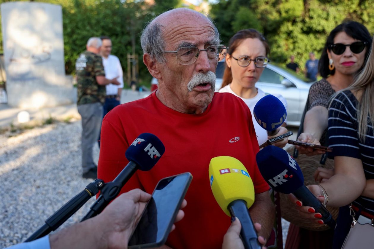 Benkovac: Organizatori benkovačkog festivala “Nosi se” koji je odgođen nakon prosvjeda branitelja održali mirni prosvjed Benkovac: Organizatori benkovačkog festivala “Nosi se” koji je odgođen nakon prosvjeda branitelja održali mirni prosvjed