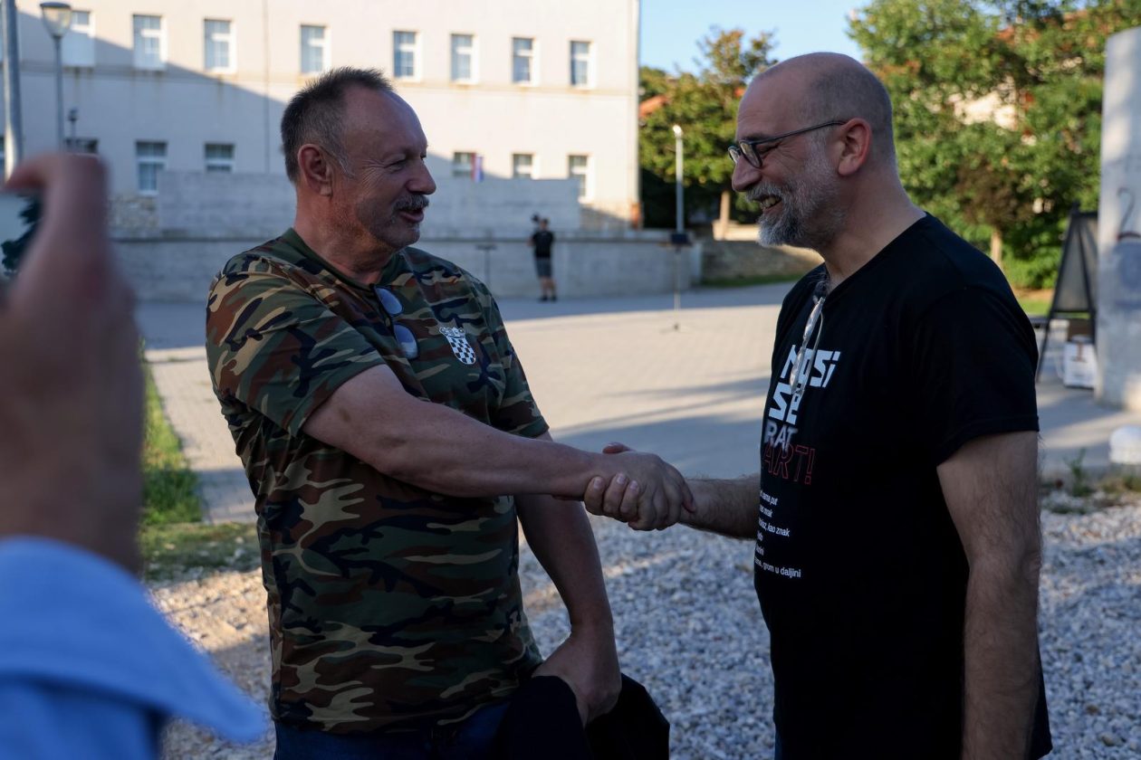 Benkovac: Organizatori benkovačkog festivala “Nosi se” koji je odgođen nakon prosvjeda branitelja održali mirni prosvjed Benkovac: Organizatori benkovačkog festivala “Nosi se” koji je odgođen nakon prosvjeda branitelja održali mirni prosvjed