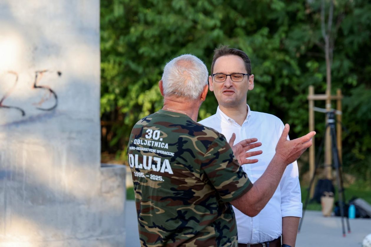 Benkovac: Organizatori benkovačkog festivala “Nosi se” koji je odgođen nakon prosvjeda branitelja održali mirni prosvjed Benkovac: Organizatori benkovačkog festivala “Nosi se” koji je odgođen nakon prosvjeda branitelja održali mirni prosvjed