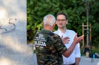 Benkovac: Organizatori benkovačkog festivala “Nosi se” koji je odgođen nakon prosvjeda branitelja održali mirni prosvjed Benkovac: Organizatori benkovačkog festivala “Nosi se” koji je odgođen nakon prosvjeda branitelja održali mirni prosvjed