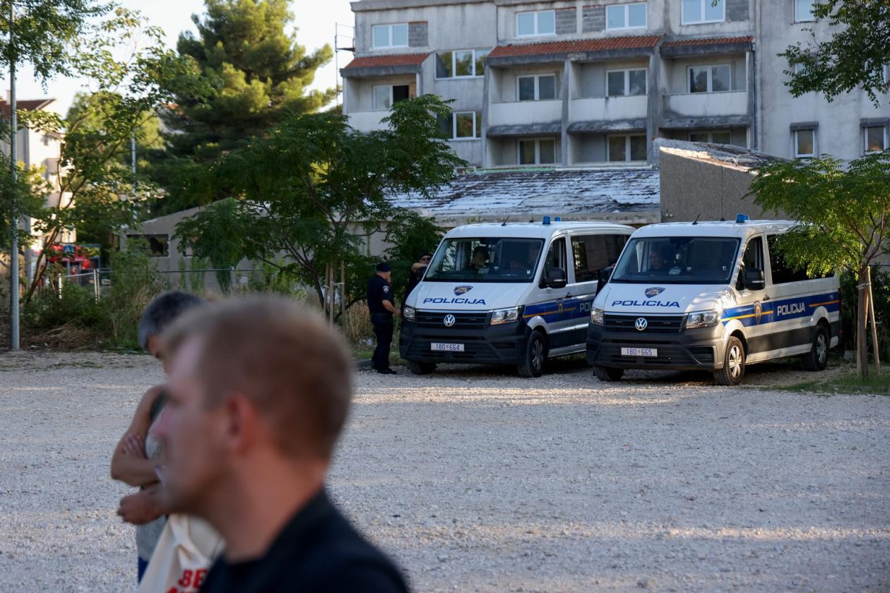 Benkovac: Organizatori benkovačkog festivala “Nosi se” koji je odgođen nakon prosvjeda branitelja održali mirni prosvjed Benkovac: Organizatori benkovačkog festivala “Nosi se” koji je odgođen nakon prosvjeda branitelja održali mirni prosvjed