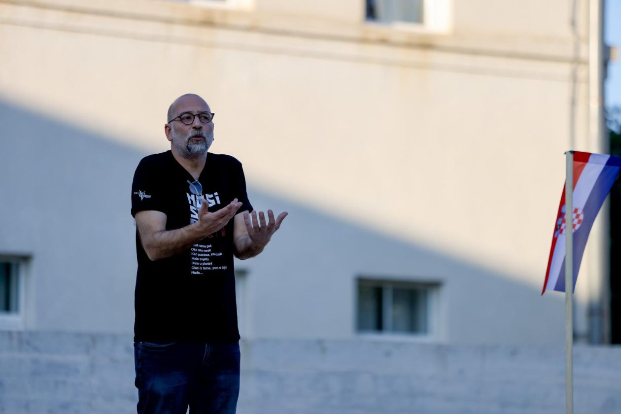 Benkovac: Organizatori benkovačkog festivala “Nosi se” koji je odgođen nakon prosvjeda branitelja održali mirni prosvjed Benkovac: Organizatori benkovačkog festivala “Nosi se” koji je odgođen nakon prosvjeda branitelja održali mirni prosvjed