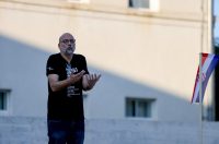 Benkovac: Organizatori benkovačkog festivala “Nosi se” koji je odgođen nakon prosvjeda branitelja održali mirni prosvjed Benkovac: Organizatori benkovačkog festivala “Nosi se” koji je odgođen nakon prosvjeda branitelja održali mirni prosvjed