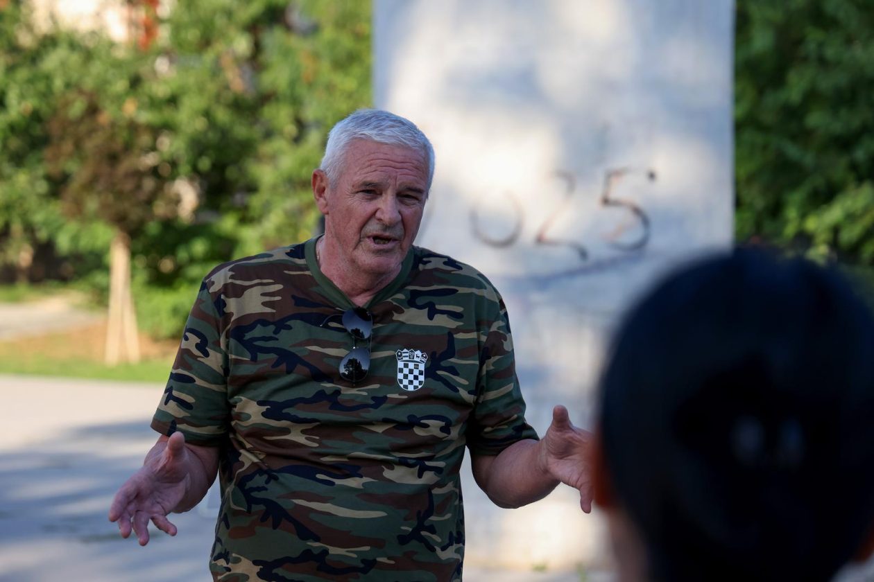 Benkovac: Organizatori benkovačkog festivala “Nosi se” koji je odgođen nakon prosvjeda branitelja održali mirni prosvjed Benkovac: Organizatori benkovačkog festivala “Nosi se” koji je odgođen nakon prosvjeda branitelja održali mirni prosvjed