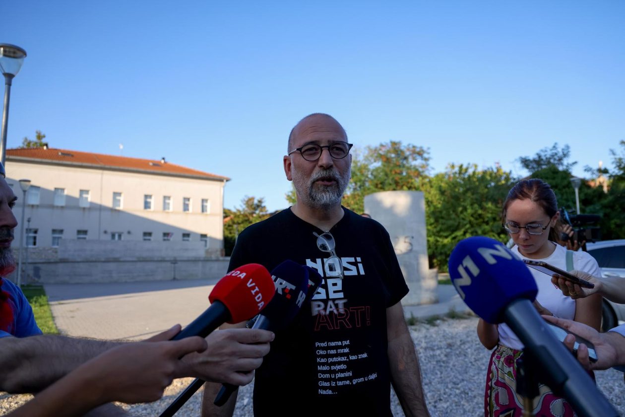 Benkovac: Organizatori benkovačkog festivala “Nosi se” koji je odgođen nakon prosvjeda branitelja održali mirni prosvjed Benkovac: Organizatori benkovačkog festivala “Nosi se” koji je odgođen nakon prosvjeda branitelja održali mirni prosvjed