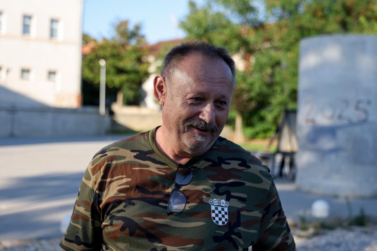 Benkovac: Organizatori benkovačkog festivala “Nosi se” koji je odgođen nakon prosvjeda branitelja održali mirni prosvjed Benkovac: Organizatori benkovačkog festivala “Nosi se” koji je odgođen nakon prosvjeda branitelja održali mirni prosvjed