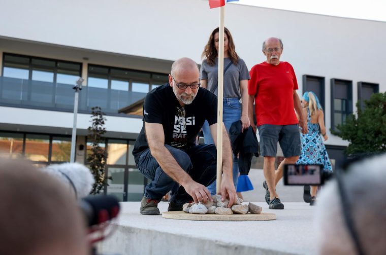 Benkovac: Organizatori benkovačkog festivala “Nosi se” koji je odgođen nakon prosvjeda branitelja održali mirni prosvjed