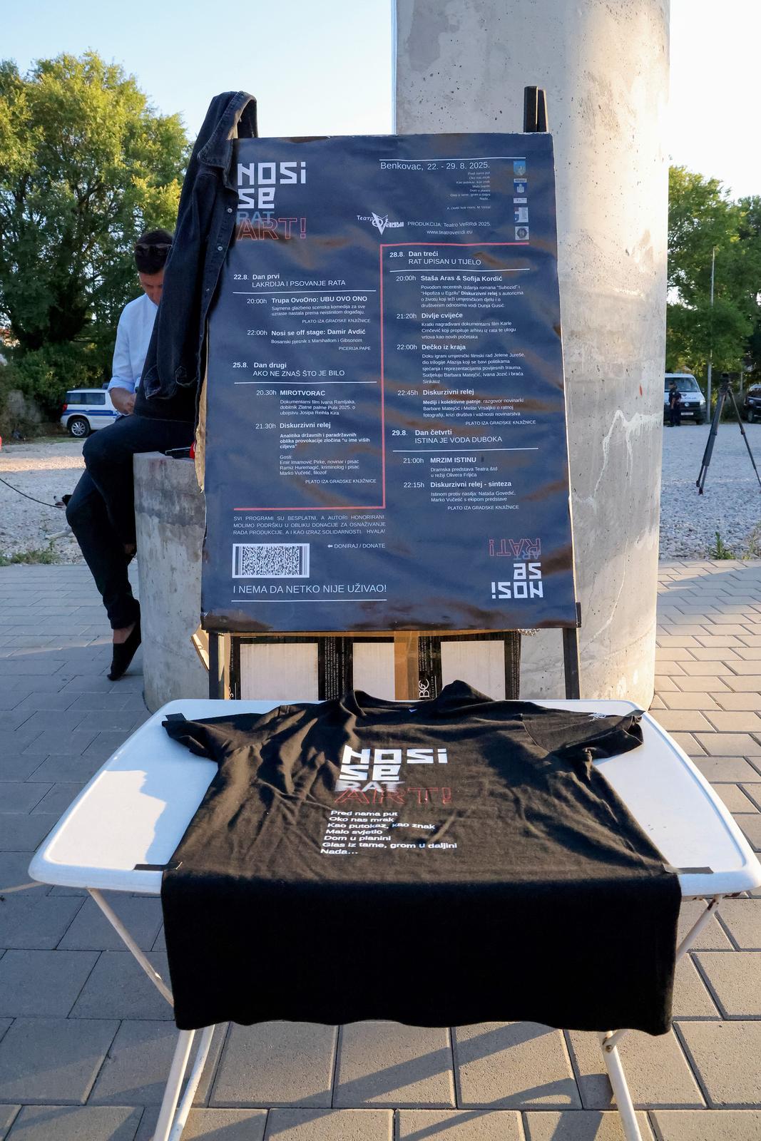 Benkovac: Organizatori benkovačkog festivala “Nosi se” koji je odgođen nakon prosvjeda branitelja održali mirni prosvjed Benkovac: Organizatori benkovačkog festivala “Nosi se” koji je odgođen nakon prosvjeda branitelja održali mirni prosvjed