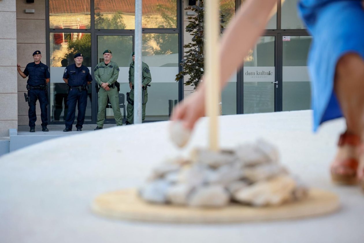 Benkovac: Organizatori benkovačkog festivala “Nosi se” koji je odgođen nakon prosvjeda branitelja održali mirni prosvjed Benkovac: Organizatori benkovačkog festivala “Nosi se” koji je odgođen nakon prosvjeda branitelja održali mirni prosvjed