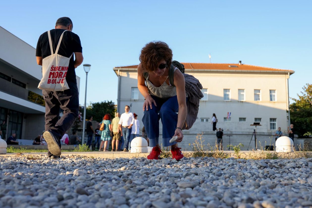 Benkovac: Organizatori benkovačkog festivala “Nosi se” koji je odgođen nakon prosvjeda branitelja održali mirni prosvjed Benkovac: Organizatori benkovačkog festivala “Nosi se” koji je odgođen nakon prosvjeda branitelja održali mirni prosvjed