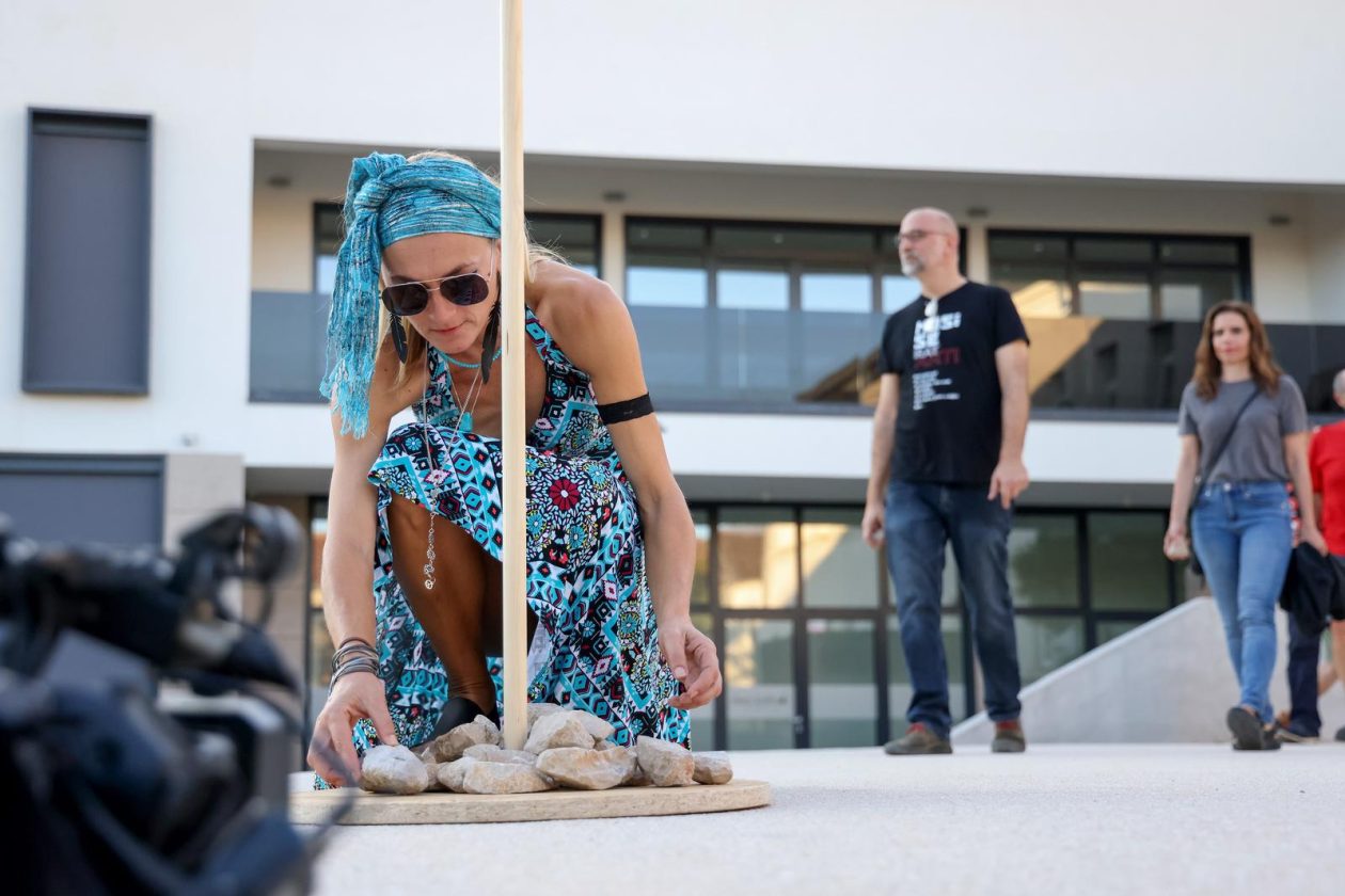 Benkovac: Organizatori benkovačkog festivala “Nosi se” koji je odgođen nakon prosvjeda branitelja održali mirni prosvjed Benkovac: Organizatori benkovačkog festivala “Nosi se” koji je odgođen nakon prosvjeda branitelja održali mirni prosvjed