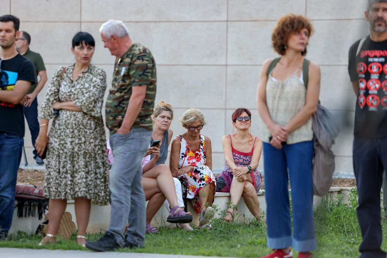 Benkovac: Organizatori benkovačkog festivala “Nosi se” koji je odgođen nakon prosvjeda branitelja održali mirni prosvjed Benkovac: Organizatori benkovačkog festivala “Nosi se” koji je odgođen nakon prosvjeda branitelja održali mirni prosvjed