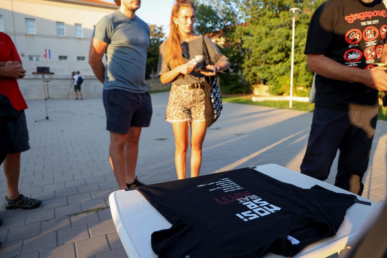 Benkovac: Organizatori benkovačkog festivala “Nosi se” koji je odgođen nakon prosvjeda branitelja održali mirni prosvjed Benkovac: Organizatori benkovačkog festivala “Nosi se” koji je odgođen nakon prosvjeda branitelja održali mirni prosvjed