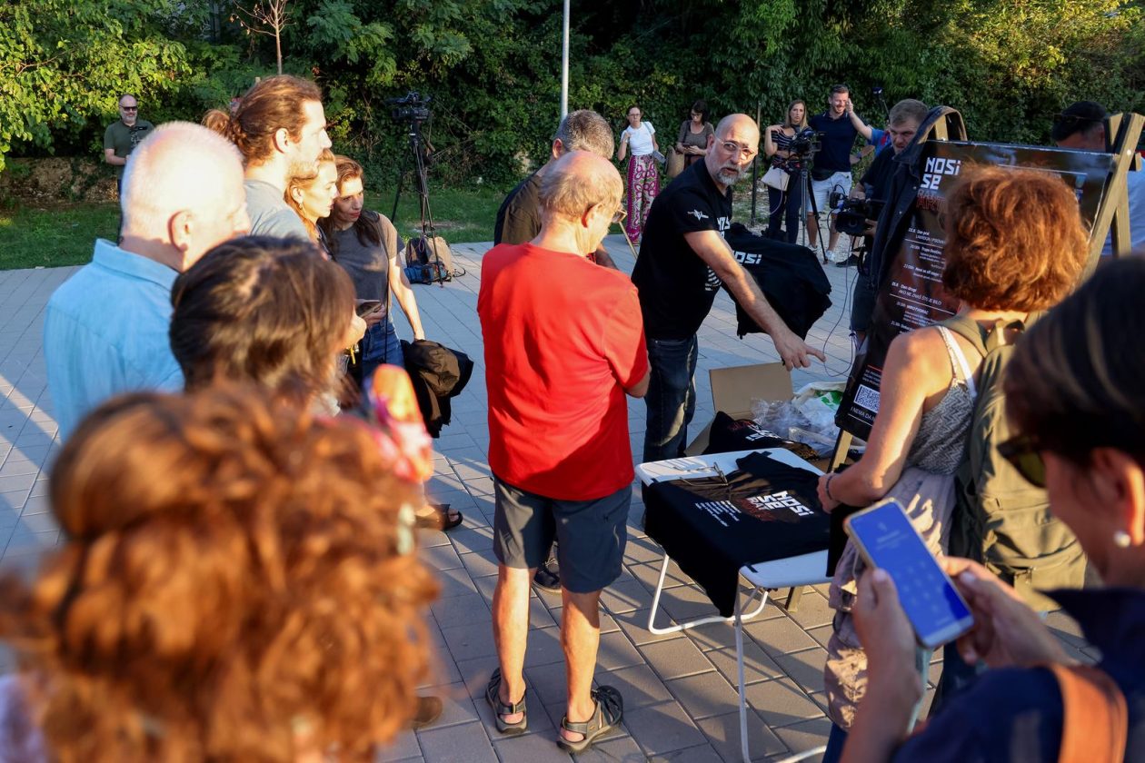 Benkovac: Organizatori benkovačkog festivala “Nosi se” koji je odgođen nakon prosvjeda branitelja održali mirni prosvjed Benkovac: Organizatori benkovačkog festivala “Nosi se” koji je odgođen nakon prosvjeda branitelja održali mirni prosvjed