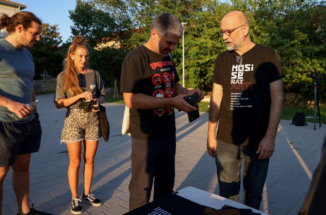 Benkovac: Organizatori benkovačkog festivala “Nosi se” koji je odgođen nakon prosvjeda branitelja održali mirni prosvjed