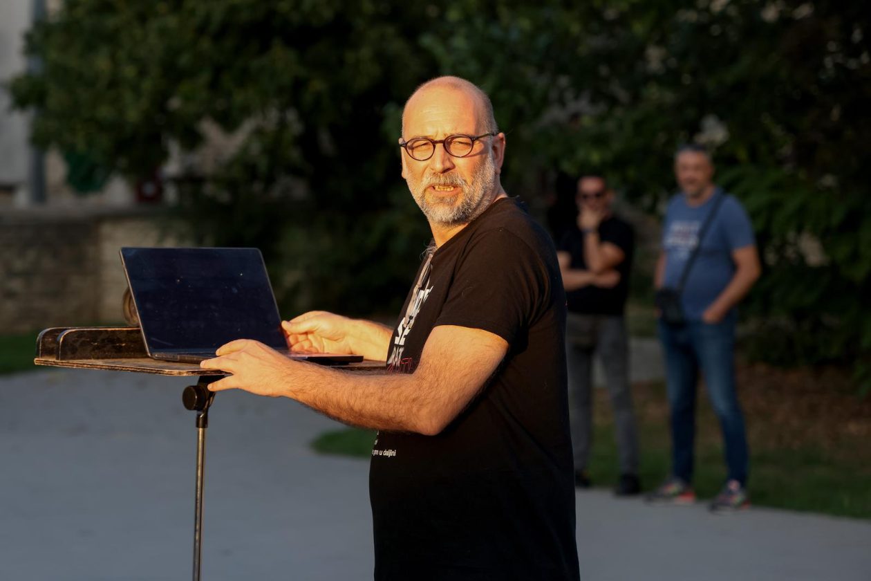 Benkovac: Organizatori benkovačkog festivala “Nosi se” koji je odgođen nakon prosvjeda branitelja održali mirni prosvjed Benkovac: Organizatori benkovačkog festivala “Nosi se” koji je odgođen nakon prosvjeda branitelja održali mirni prosvjed