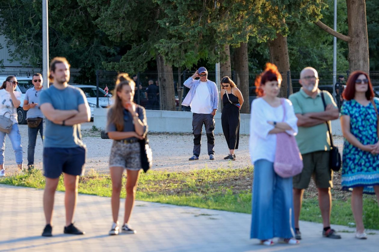 Benkovac: Organizatori benkovačkog festivala “Nosi se” koji je odgođen nakon prosvjeda branitelja održali mirni prosvjed Benkovac: Organizatori benkovačkog festivala “Nosi se” koji je odgođen nakon prosvjeda branitelja održali mirni prosvjed