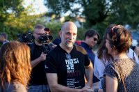 Benkovac: Organizatori benkovačkog festivala “Nosi se” koji je odgođen nakon prosvjeda branitelja održali mirni prosvjed Benkovac: Organizatori benkovačkog festivala “Nosi se” koji je odgođen nakon prosvjeda branitelja održali mirni prosvjed