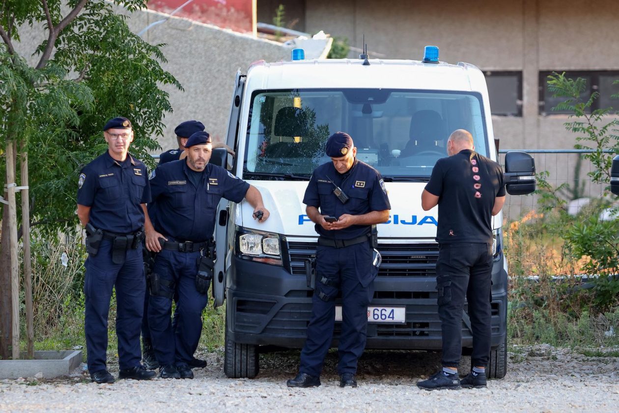 Benkovac: Organizatori benkovačkog festivala “Nosi se” koji je odgođen nakon prosvjeda branitelja održali mirni prosvjed Benkovac: Organizatori benkovačkog festivala “Nosi se” koji je odgođen nakon prosvjeda branitelja održali mirni prosvjed