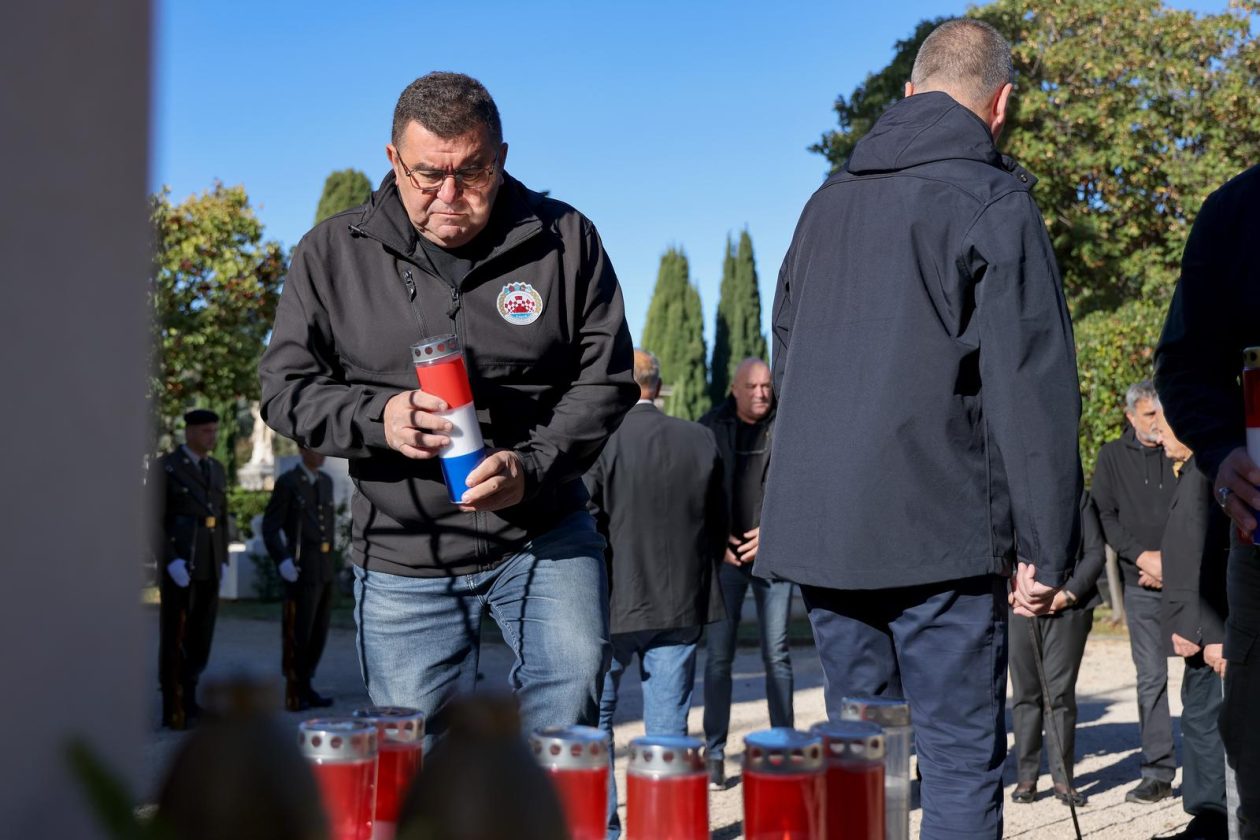 Polaganje vijenaca povodom Dana obrane grada