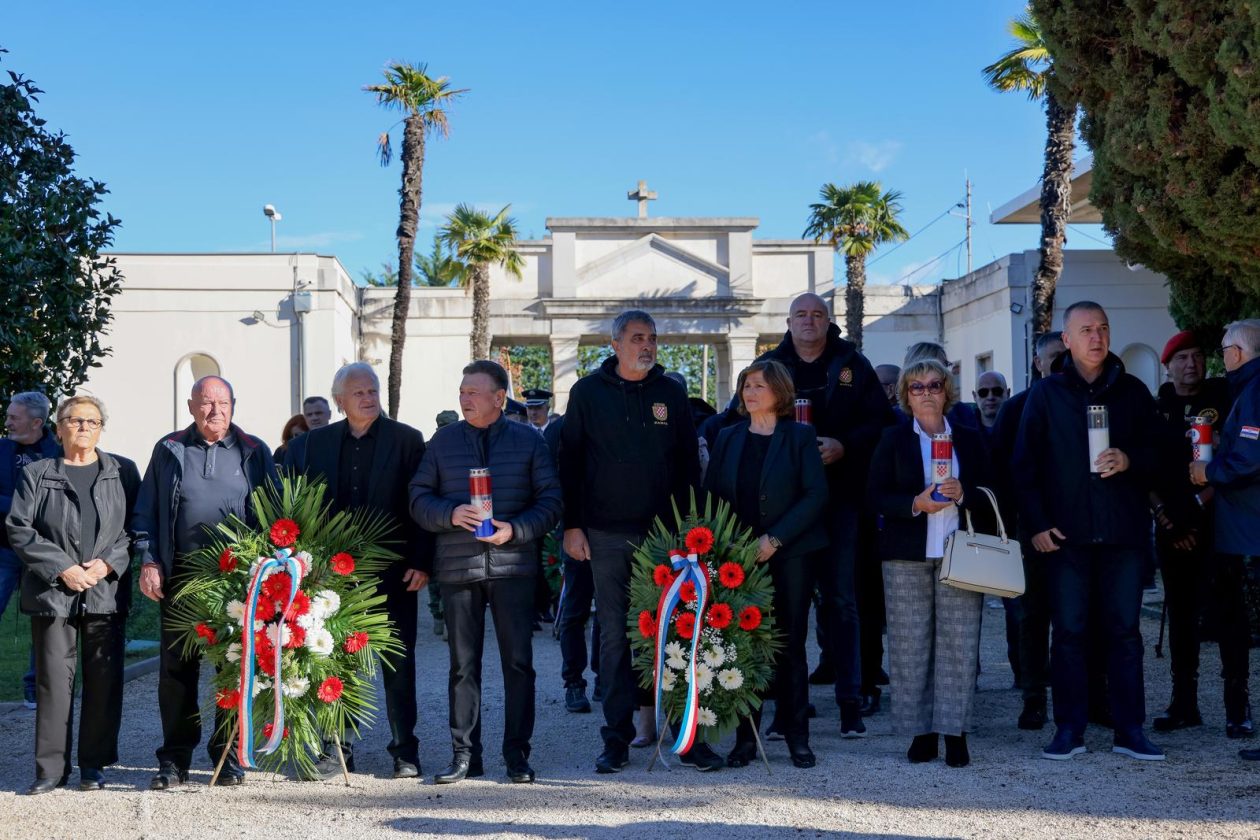 Polaganje vijenaca povodom Dana obrane grada