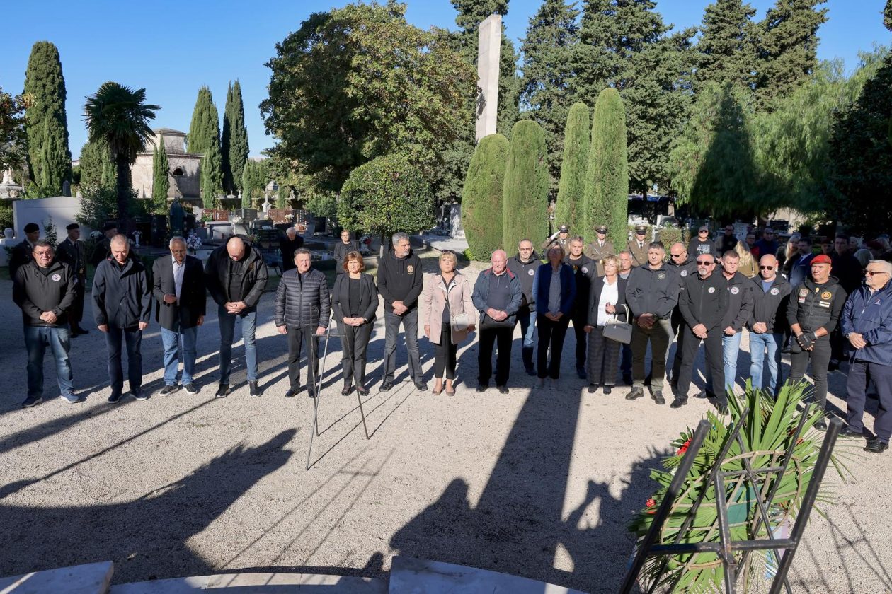 Polaganje vijenaca povodom Dana obrane grada