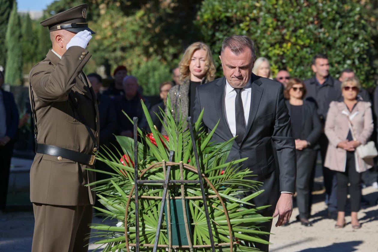 Polaganje vijenaca povodom Dana obrane grada