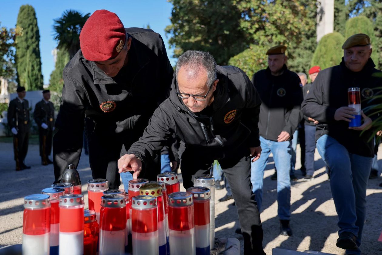 Polaganje vijenaca povodom Dana obrane grada