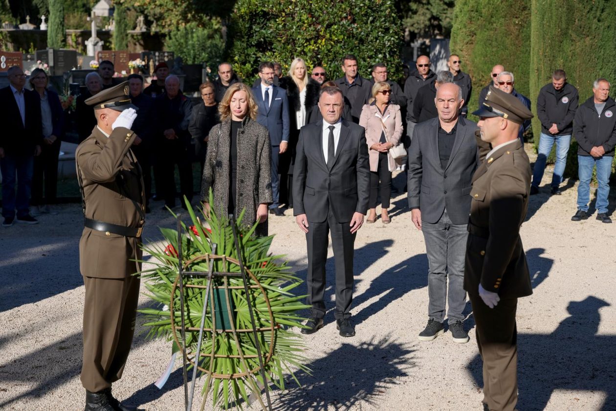 Polaganje vijenaca povodom Dana obrane grada