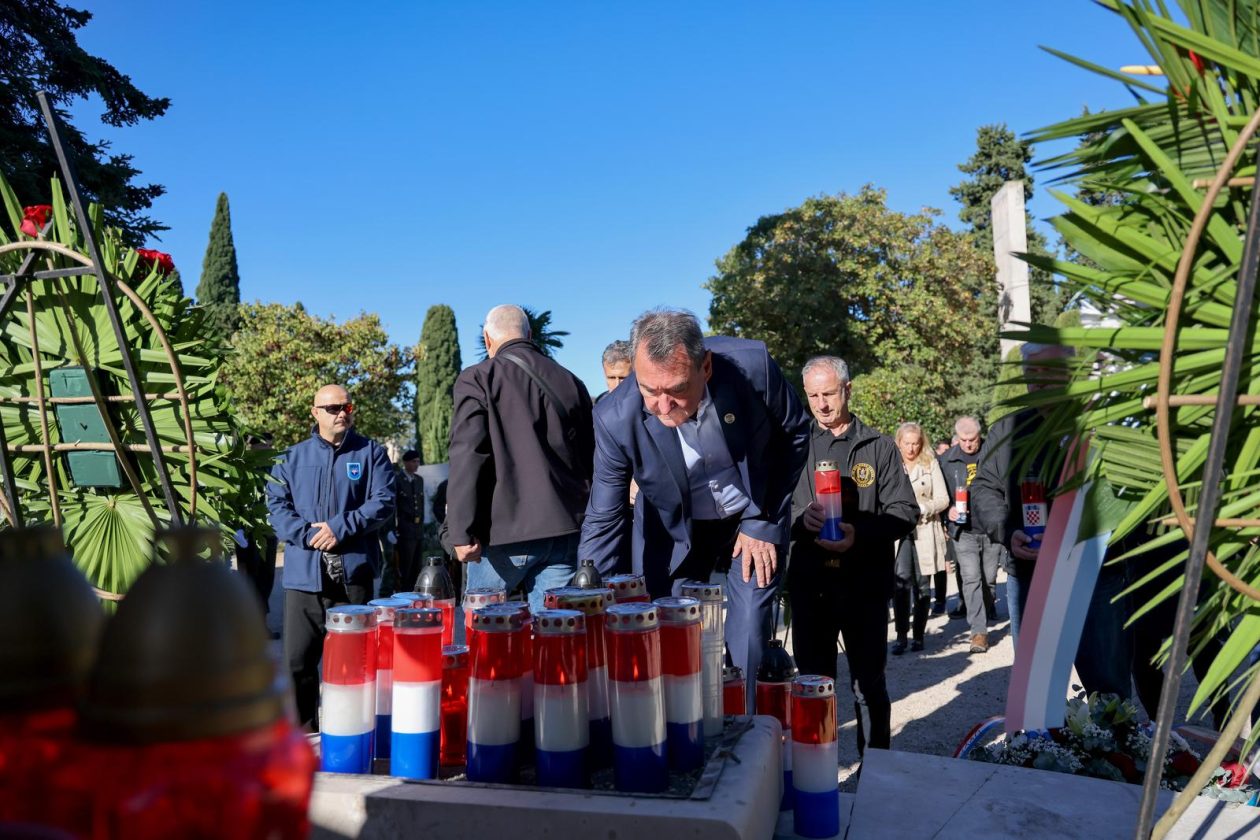 Polaganje vijenaca povodom Dana obrane grada