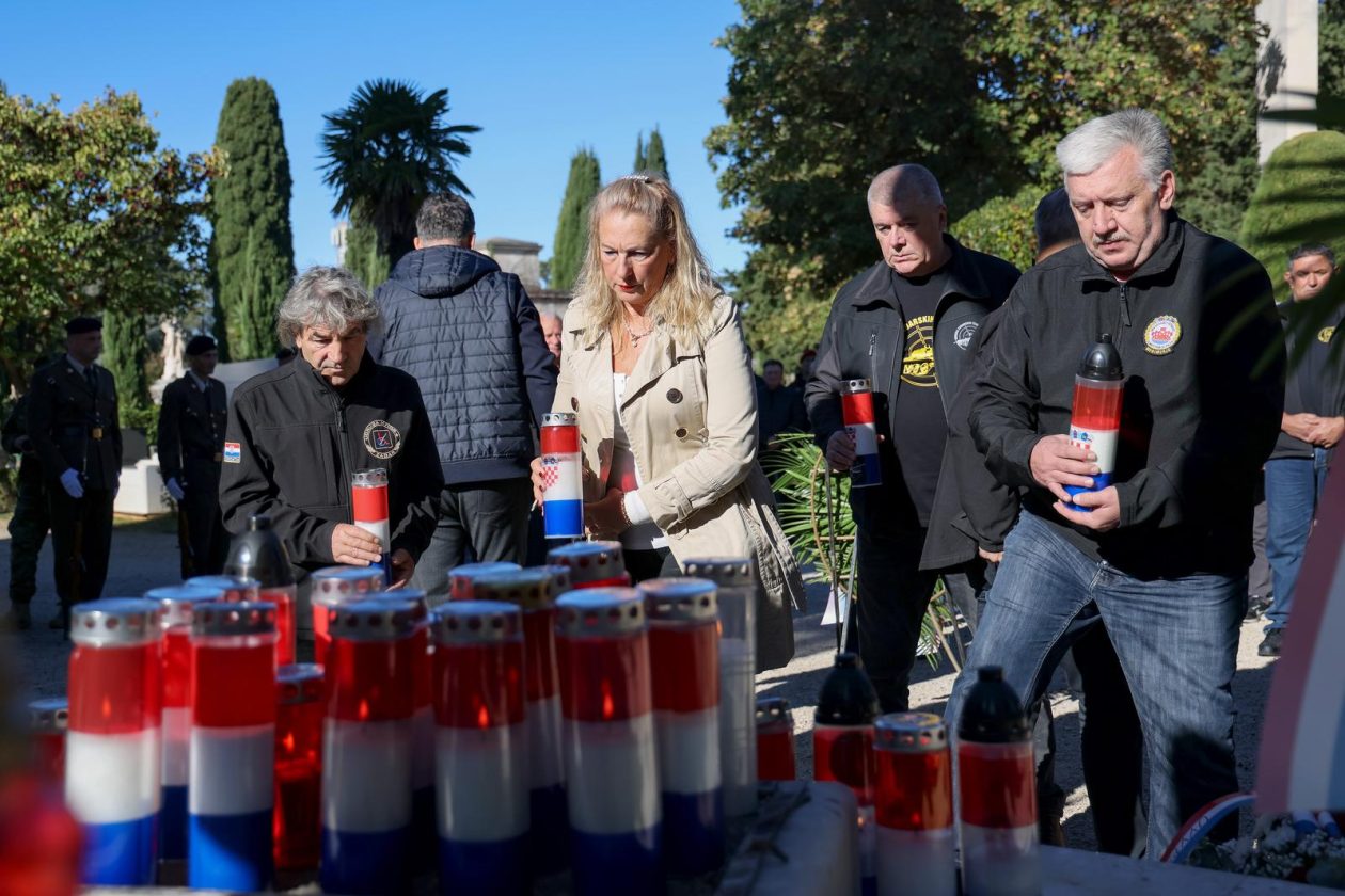 Polaganje vijenaca povodom Dana obrane grada