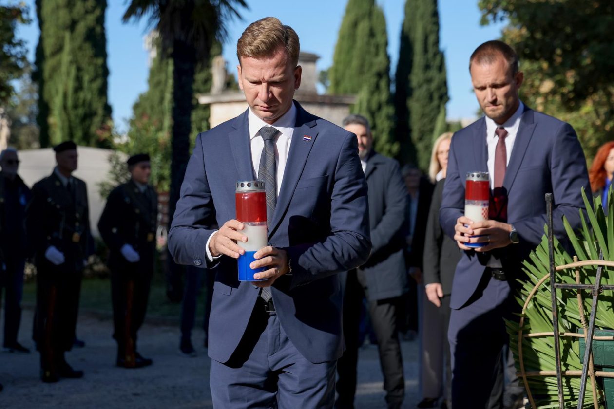 Polaganje vijenaca povodom Dana obrane grada