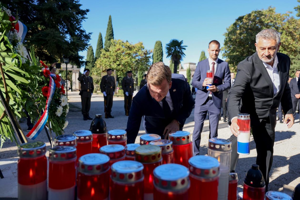 Polaganje vijenaca povodom Dana obrane grada