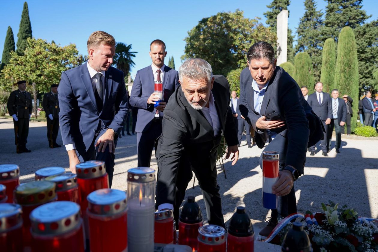 Polaganje vijenaca povodom Dana obrane grada