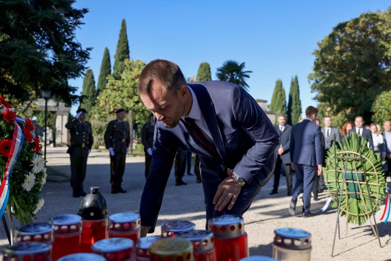 Polaganje vijenaca povodom Dana obrane grada