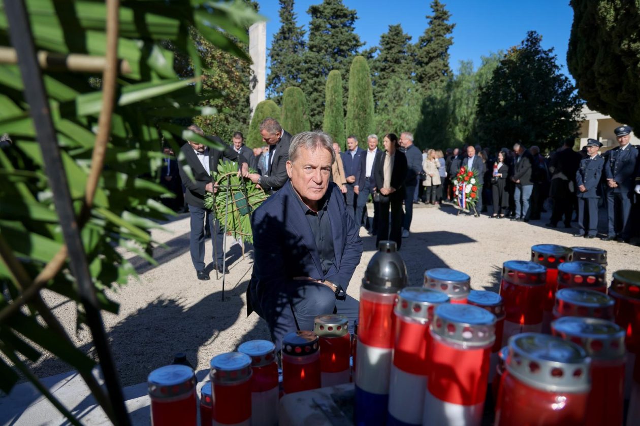 Polaganje vijenaca povodom Dana obrane grada