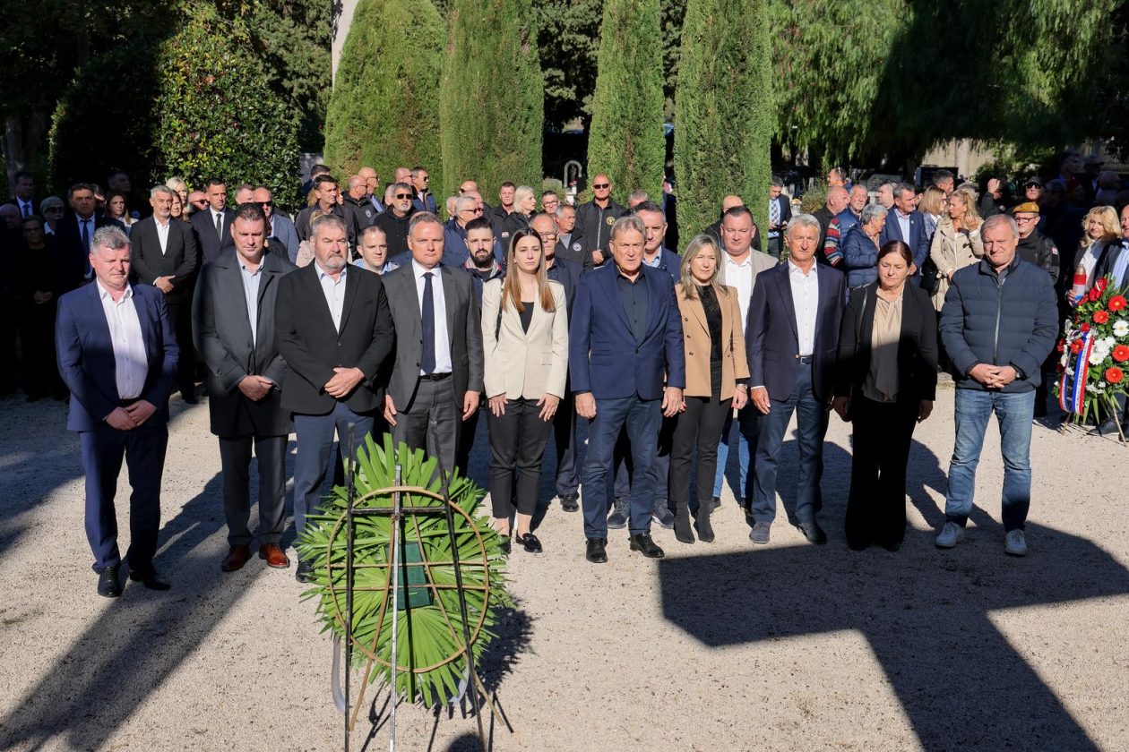 Polaganje vijenaca povodom Dana obrane grada