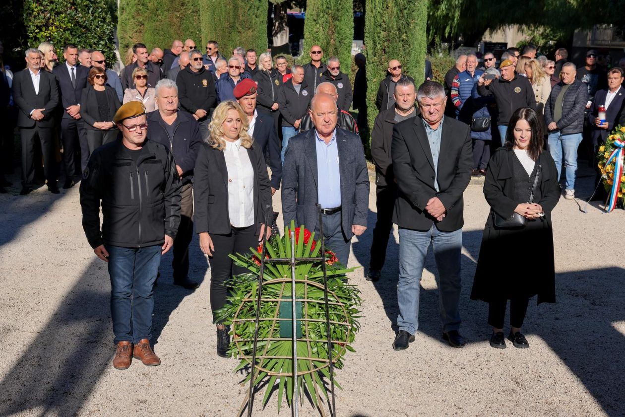 Polaganje vijenaca povodom Dana obrane grada