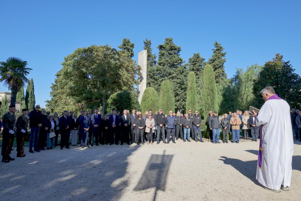 Polaganje vijenaca povodom Dana obrane grada