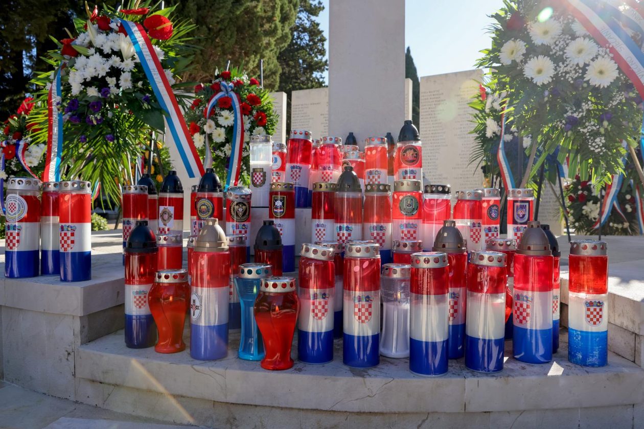 Polaganje vijenaca povodom Dana obrane grada